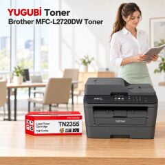 Brother MFC-L2720DW Muadil Toner 2.6K, TN-2355 kırmızı-beyaz toner kutusu ve Brother yazıcılı ofis sahnesi