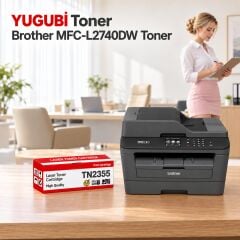 Brother MFC-L2740DW Muadil Toner 2.6K, TN-2355 kırmızı-beyaz toner kutusu ve Brother yazıcılı ofis sahnesi