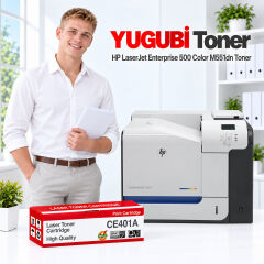 HP LaserJet Enterprise 500 Color M551dn CE401A mavi muadil toner, kırmızı-beyaz kutu ve ofis kullanım sahnesi