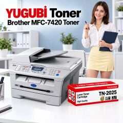 Brother MFC-7420 Muadil Toner 2.5K, TN-2025 kırmızı-beyaz toner kutusu ve Brother yazıcılı beyaz modern çalışma masalı ofis sahnesi