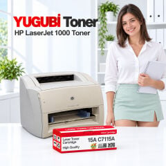 HP LaserJet 1000 15A C7115A muadil toner, kırmızı-beyaz kutu ve ofis kullanım sahnesi