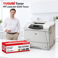 HP LaserJet 4200 38A Q1338A muadil toner, kırmızı-beyaz kutu ve ofis kullanım sahnesi