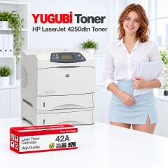 HP LaserJet 4250dtn 42A Q5942A muadil toner, kırmızı-beyaz kutu ve ofis kullanım sahnesi