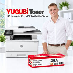 HP LaserJet Pro MFP M426fdw 26A muadil toner, kırmızı-beyaz kutu ve ofis kullanım sahnesi