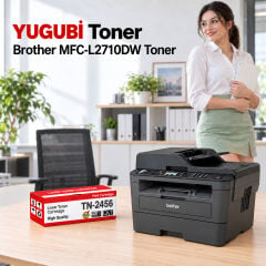 Brother MFC-L2710DW Muadil Toner 3K, TN-2456 kırmızı-beyaz toner kutusu ve Brother yazıcılı ofis sahnesi
