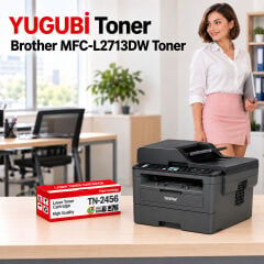Brother MFC-L2713DW Muadil Toner 3K, TN-2456 kırmızı-beyaz toner kutusu ve Brother yazıcılı ofis sahnesi