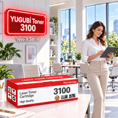 Xerox Phaser 3100 Muadil Toner 4K, kırmızı-beyaz kutu ve neon tabelalı ofis sahnesi