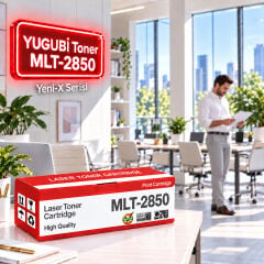 Samsung MLT-D2850A / SU649A Muadil Toner 5K, kırmızı-beyaz kutu ve neon tabelalı ofis sahnesi