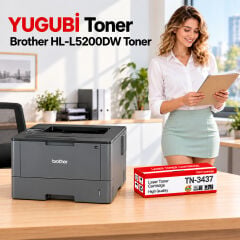 Brother HL-L5200DW Muadil Toner 8K, TN-3437 kırmızı-beyaz toner kutusu ve Brother yazıcılı ofis sahnesi