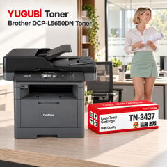 Brother DCP-L5650DN Muadil Toner 8K, TN-3437 kırmızı-beyaz toner kutusu ve Brother yazıcılı ofis sahnesi