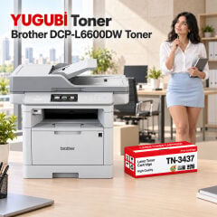 Brother DCP-L6600DW Muadil Toner 8K, TN-3437 kırmızı-beyaz toner kutusu ve Brother yazıcılı ofis sahnesi