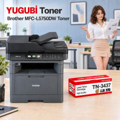 Brother MFC-L5750DW Muadil Toner 8K, TN-3437 kırmızı-beyaz toner kutusu ve Brother yazıcılı ofis sahnesi