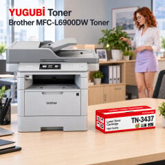 Brother MFC-L6900DW Muadil Toner 8K, TN-3437 kırmızı-beyaz toner kutusu ve Brother yazıcılı ofis sahnesi