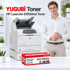 HP LaserJet 4350dtnsl 42X Q5942X muadil toner, kırmızı-beyaz kutu ve ofis kullanım sahnesi