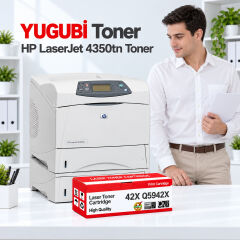 HP LaserJet 4350tn 42X Q5942X muadil toner, kırmızı-beyaz kutu ve ofis kullanım sahnesi