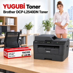 Brother DCP-L2540DN Muadil Toner 2.6K, TN-2355 kırmızı-beyaz toner kutusu ve Brother yazıcılı ofis sahnesi